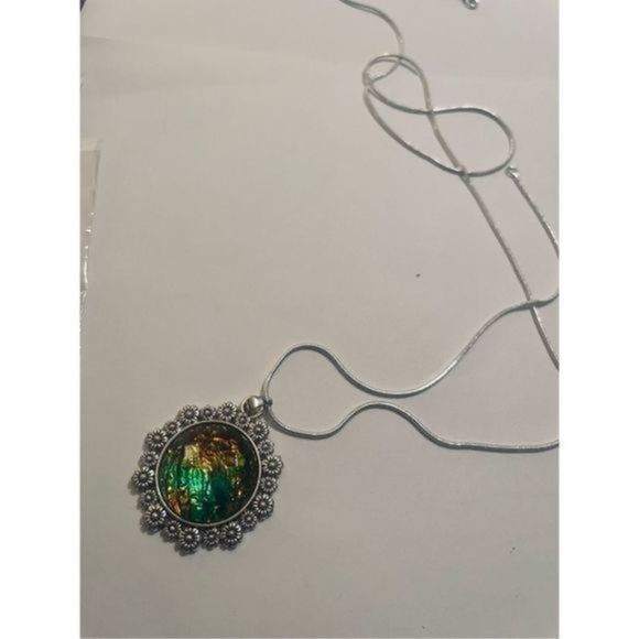 Multi-colored crystal MEDALLION NECKLACE - Picture 5 of 7